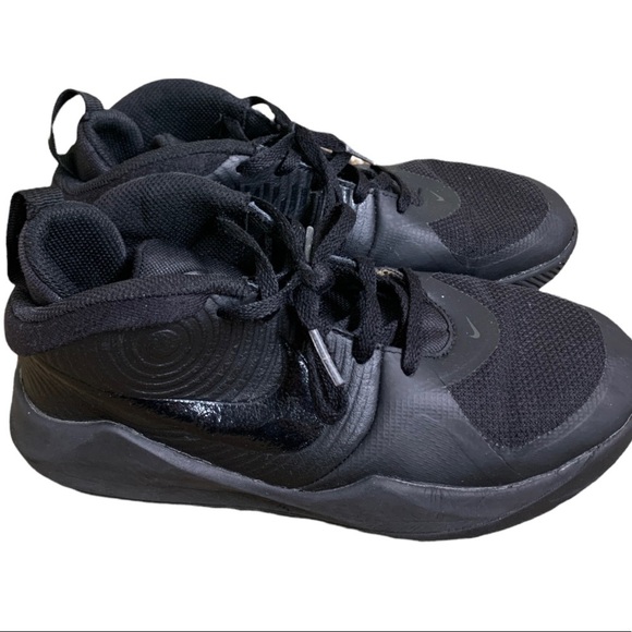 NIKE Team Hustle Size 4 Basketball Sneakers Black Size 4 - Picture 1 of 11